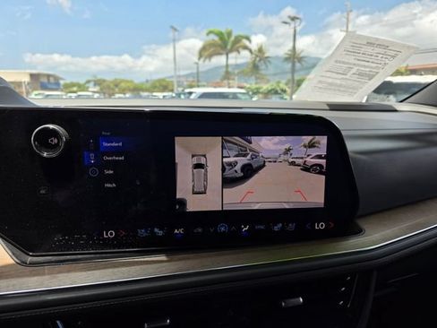 Used 2025 Chevrolet Tahoe High Country AWD/4WD image 15