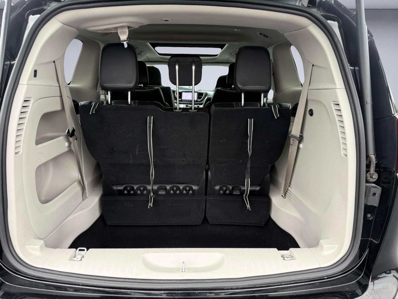 Used 2024 Chrysler Pacifica Limited FWD image 8
