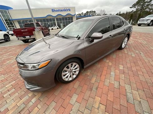 Used 2020 Toyota Camry LE image 30