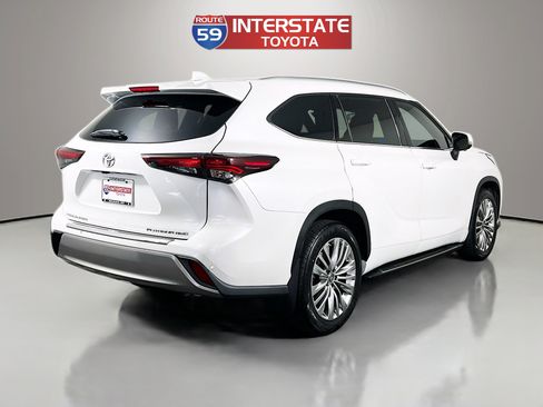 Certified 2024 Toyota Highlander Platinum AWD/4WD image 7