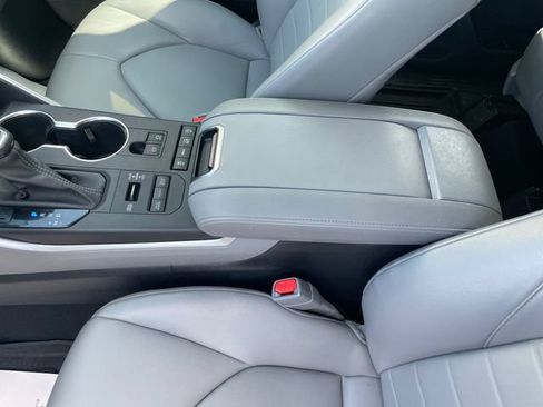 Used 2022 Toyota Highlander XLE AWD/4WD image 28