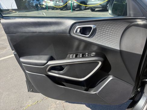 Used 2025 Kia Soul LX w/ LX Technology Package FWD image 18