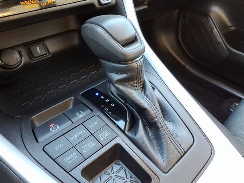 Used 2022 Toyota RAV4 XLE image 17