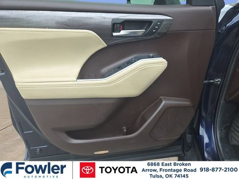 Used 2022 Toyota Highlander Platinum AWD/4WD image 16