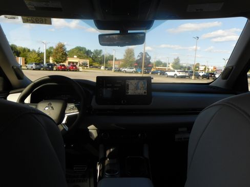 New 2025 Mitsubishi Outlander AWD image 33