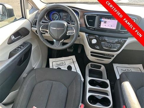 Used 2024 Chrysler Voyager LX image 17