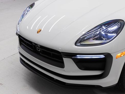Used 2025 Porsche Macan image 33
