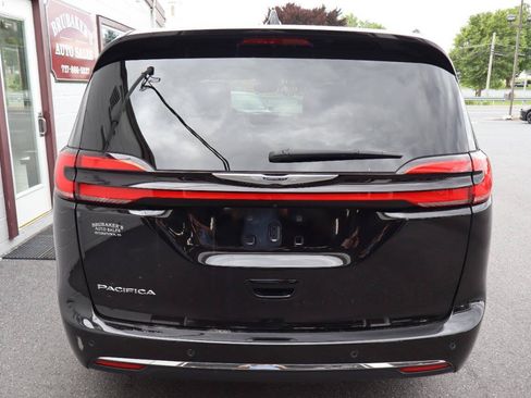 Used 2024 Chrysler Pacifica Touring-L FWD image 3