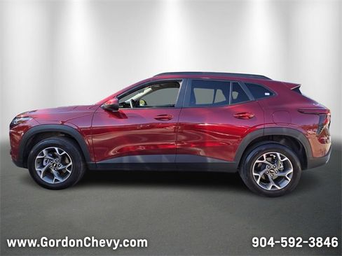 Used 2025 Chevrolet Trax LT image 2