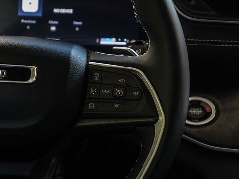 Used 2023 Jeep Grand Cherokee Limited w/ Black Appearance Package image 17