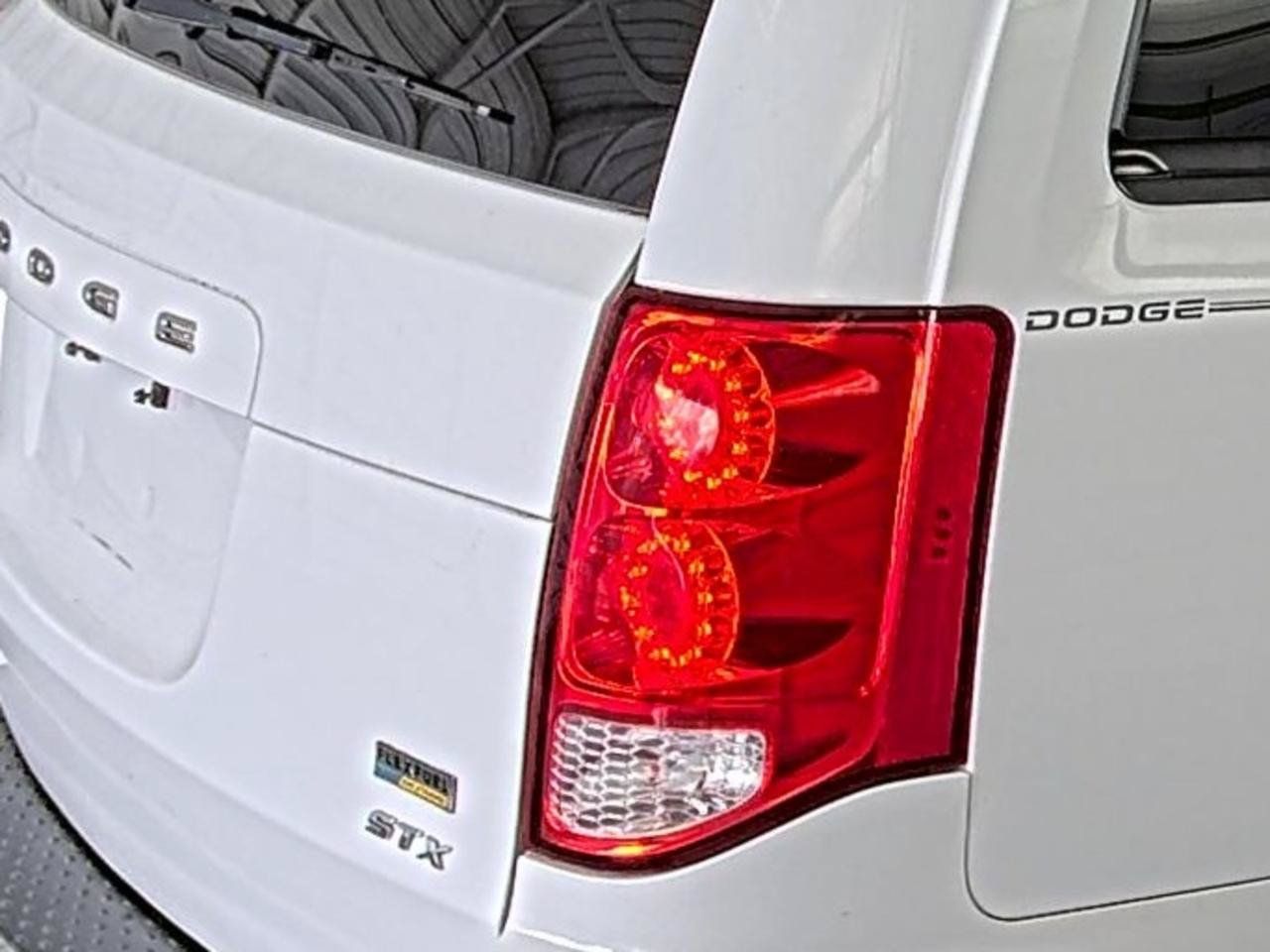 Used 2016 Dodge Grand Caravan SXT w/ Rear Park Assist Package FWD image 8