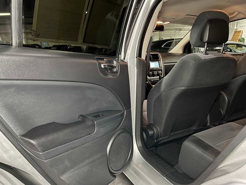 Used 2010 Dodge Caliber Heat w/ Premium Sound Group FWD image 17