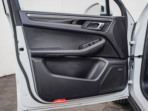 Certified 2020 Porsche Macan AWD/4WD image 31