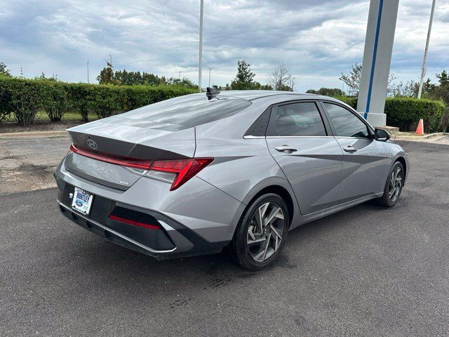 Used 2025 Hyundai Elantra Limited FWD image 4