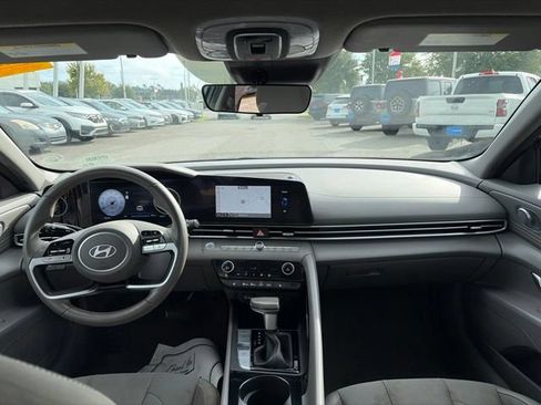 Used 2025 Hyundai Elantra SEL FWD image 23