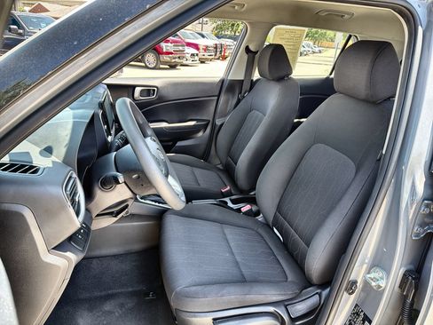 Used 2022 Hyundai Venue SE FWD image 11