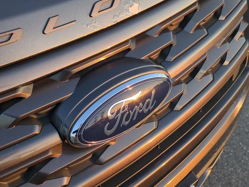 Used 2018 Ford Explorer XLT w/ Equipment Group 202A FWD image 30
