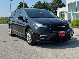 Used 2023 Chrysler Pacifica Touring-L FWD video 2