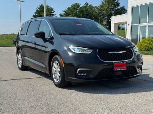 Used 2023 Chrysler Pacifica Touring-L FWD image 2