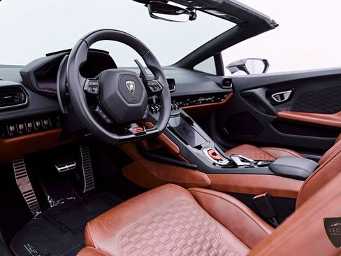 Used 2020 Lamborghini Huracan EVO AWD/4WD image 2