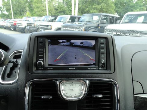 Used 2016 Chrysler Town & Country Touring-L w/ Driver Convenience Group FWD image 17