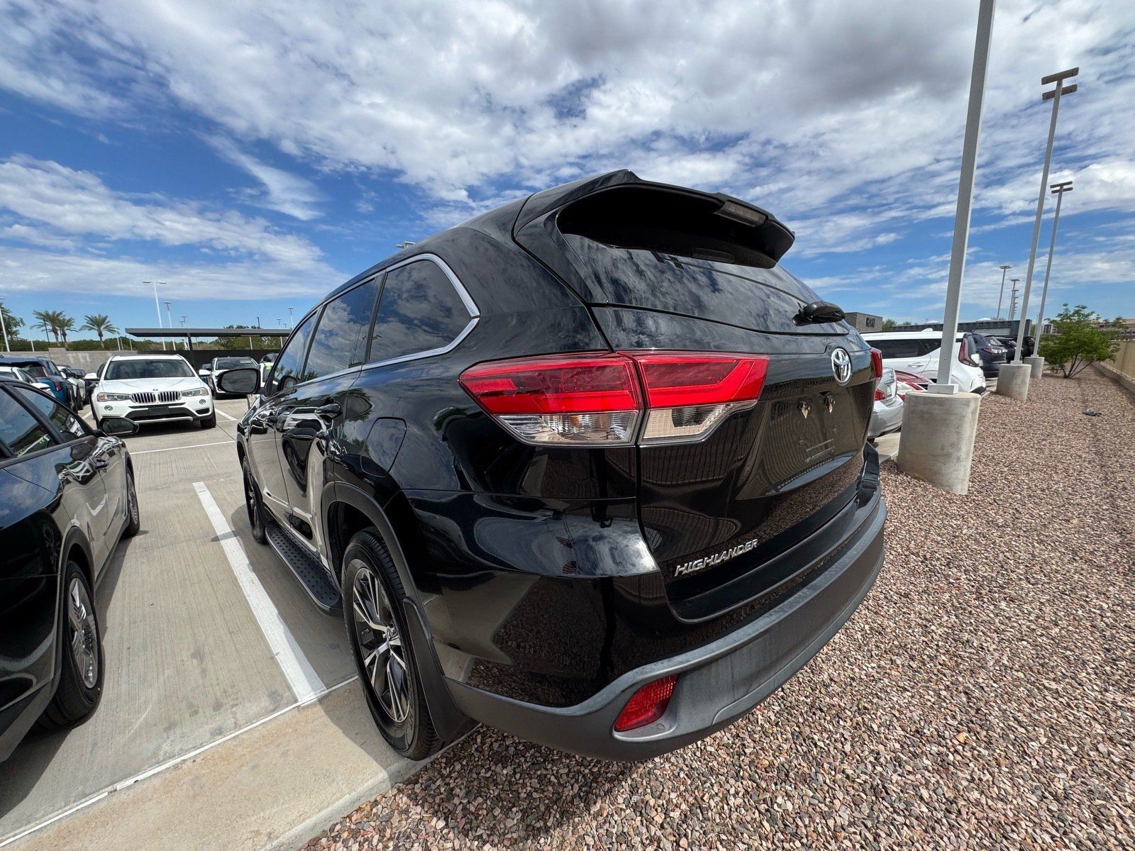 Used 2018 Toyota Highlander LE FWD image 3