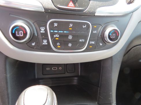 Used 2019 Chevrolet Equinox LT FWD image 18