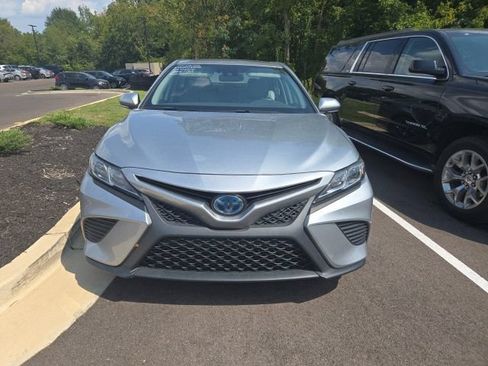 Used 2019 Toyota Camry SE FWD image 2