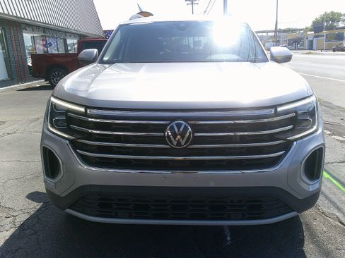 Used 2025 Volkswagen Atlas SE AWD/4WD image 4