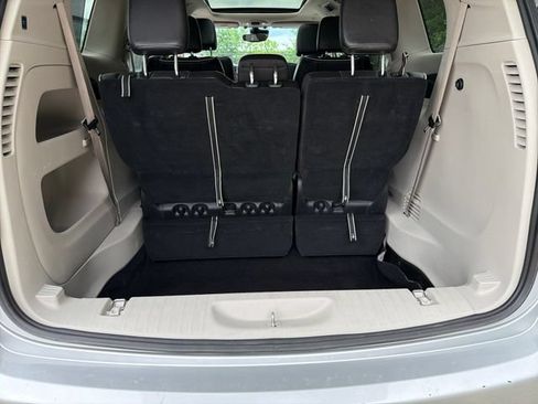 Used 2023 Chrysler Pacifica Limited FWD image 28
