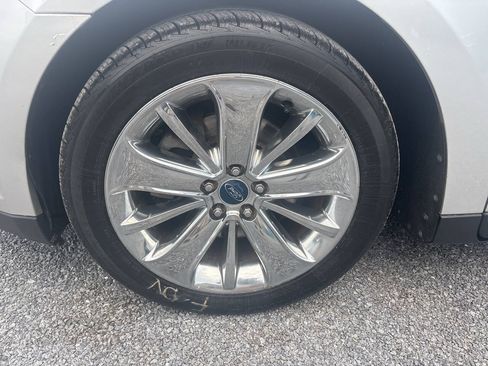 Used 2010 Ford Taurus Limited FWD image 15