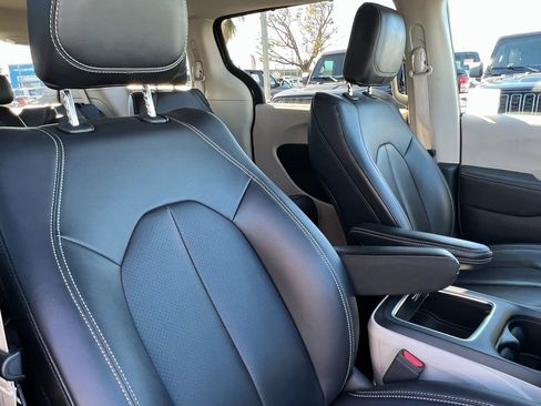 Certified 2024 Chrysler Pacifica Touring-L image 14