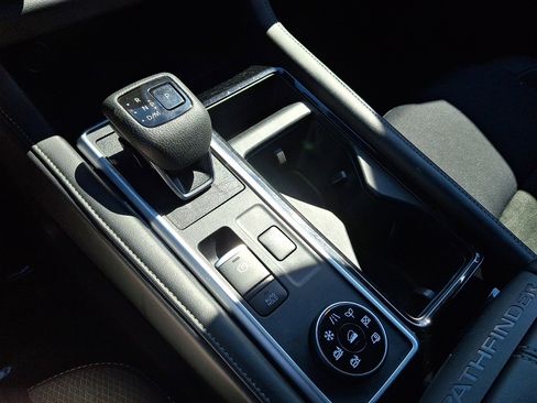 Used 2025 Nissan Pathfinder SV AWD/4WD image 15