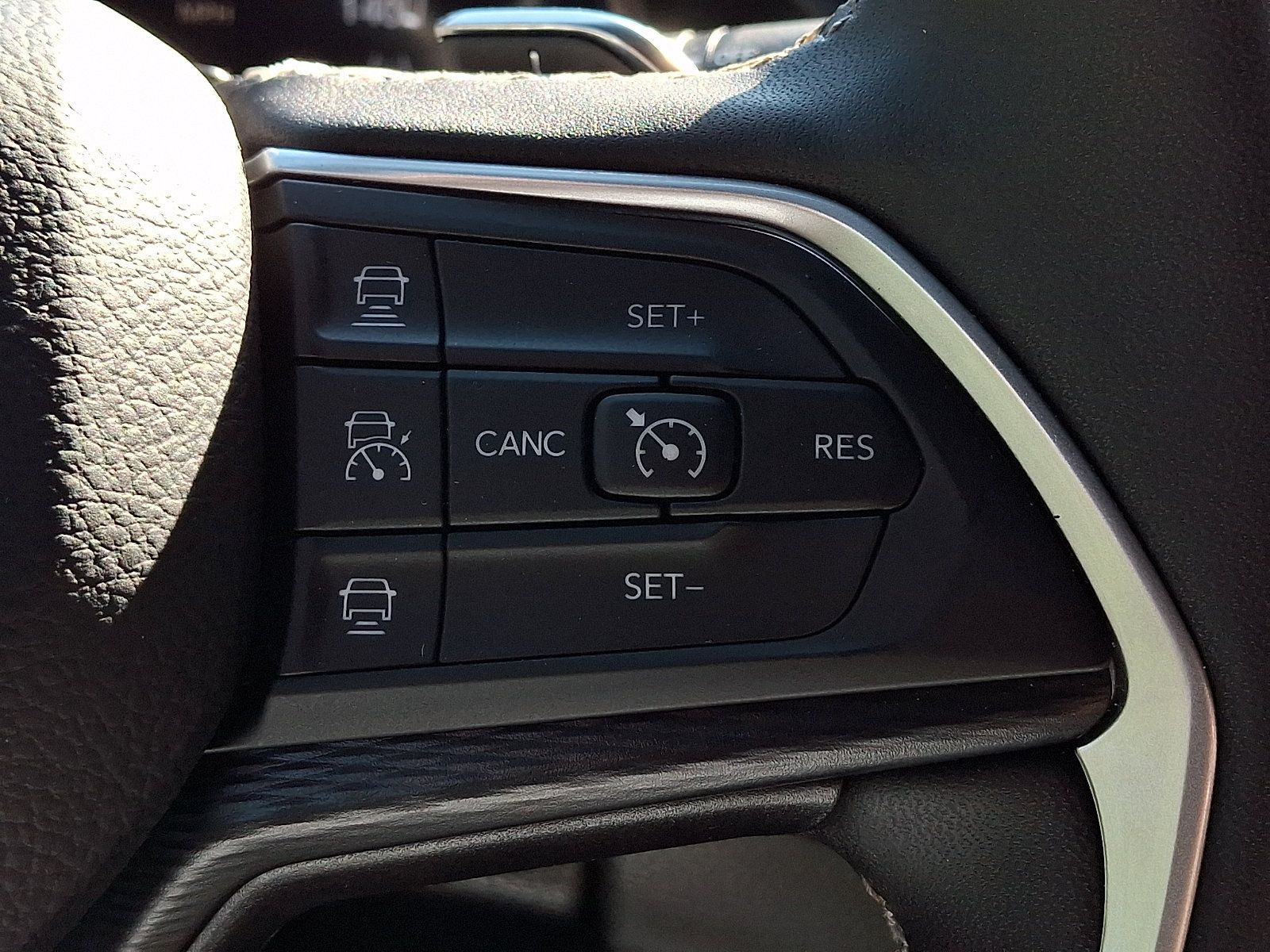 Certified 2025 Jeep Grand Cherokee Laredo w/ Luxury Tech Group I AWD/4WD image 21