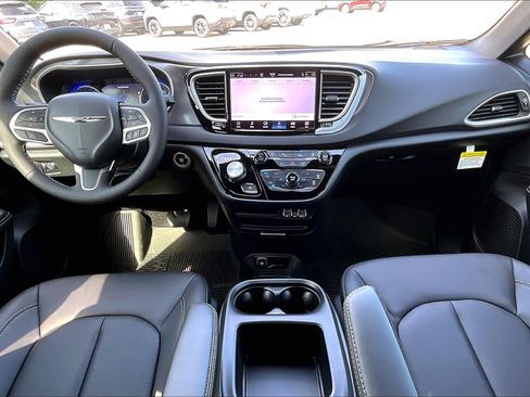 New 2025 Chrysler Voyager LX image 4