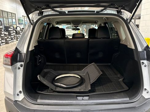 Used 2023 Nissan Rogue SV image 12