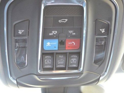 Used 2023 Jeep Grand Cherokee Altitude image 35