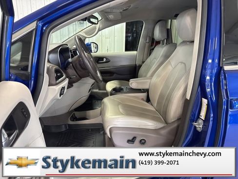 Used 2021 Chrysler Pacifica Touring-L w/ Uconnect Theater Family Group image 32
