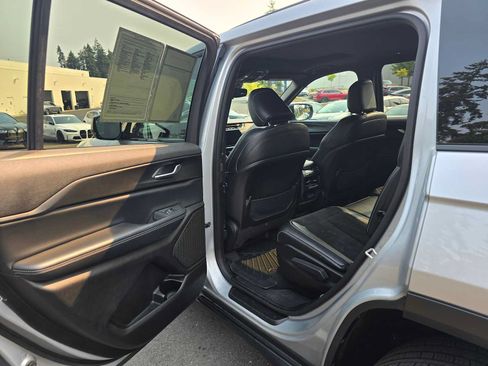 Used 2024 Jeep Grand Cherokee L Altitude AWD/4WD image 15