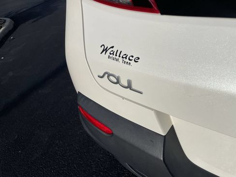Used 2022 Kia Soul LX FWD image 6