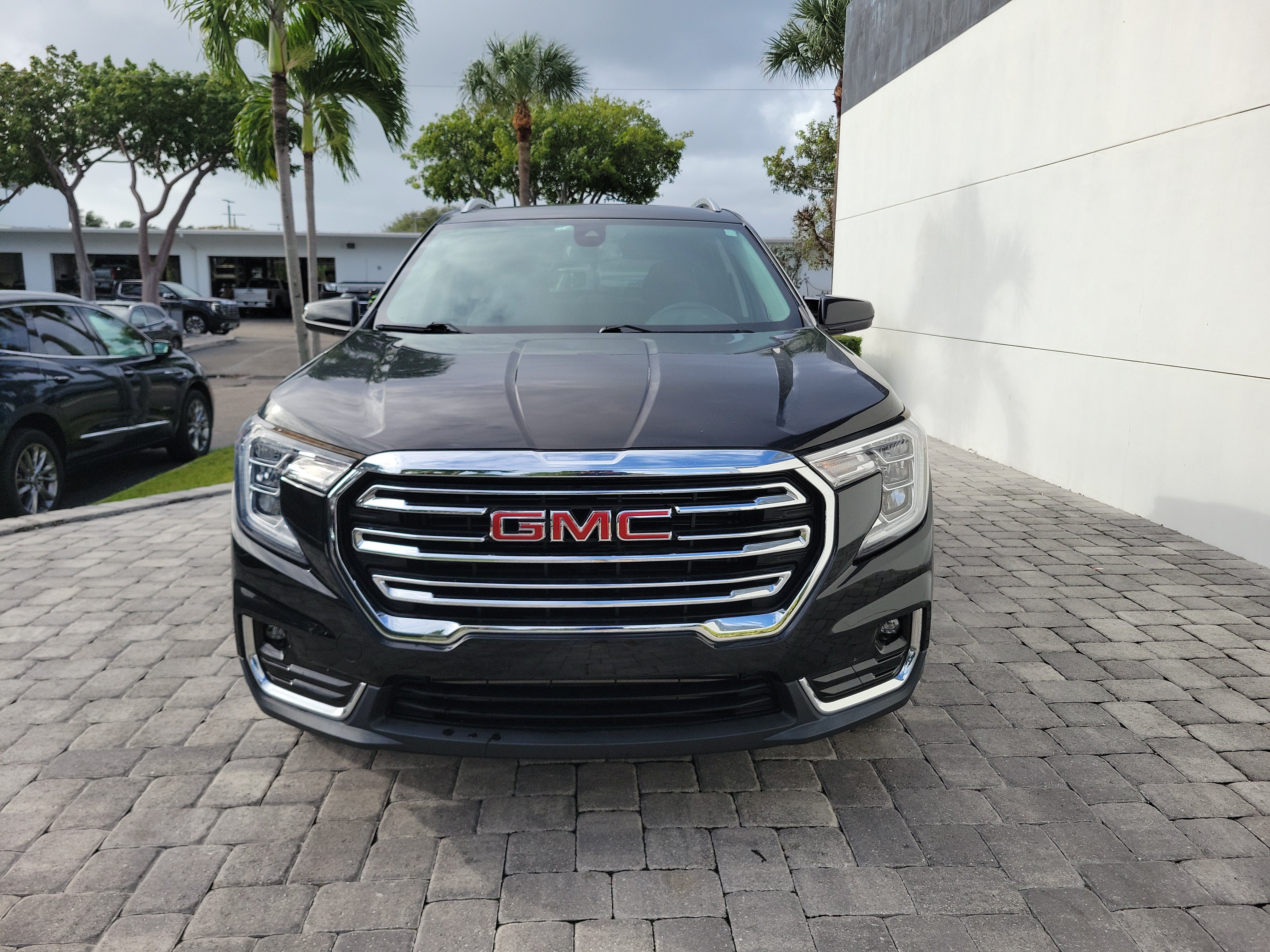 Used 2023 GMC Terrain SLT FWD image 2