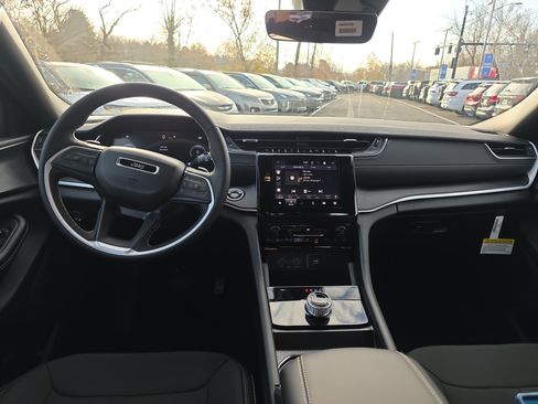 New 2025 Jeep Grand Cherokee Laredo image 15