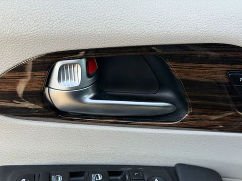 Used 2023 Chrysler Pacifica Limited image 14