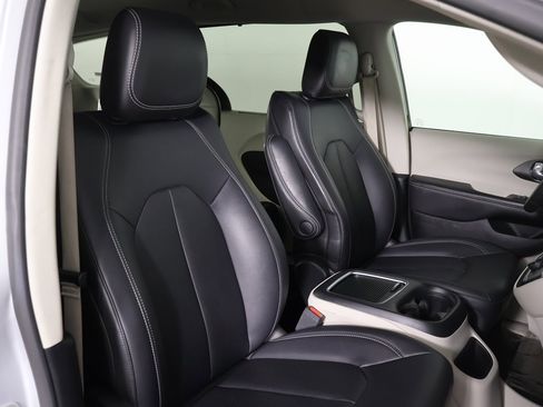 Used 2024 Chrysler Pacifica Touring-L image 26