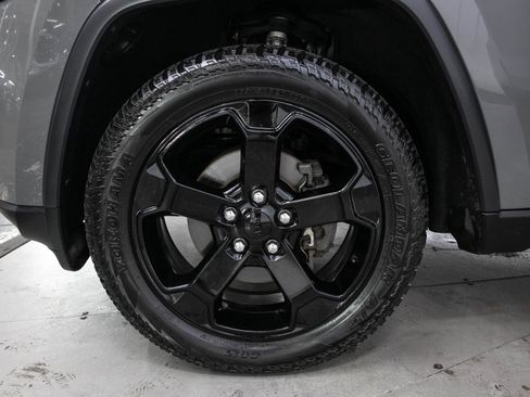 Used 2019 Jeep Grand Cherokee Laredo AWD/4WD image 30