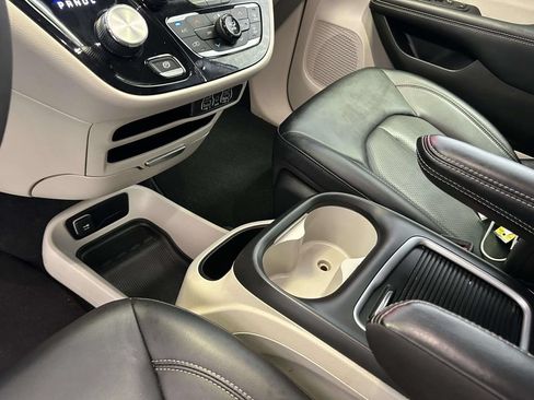 Used 2024 Chrysler Pacifica Touring-L FWD image 19