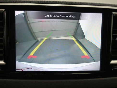 Used 2023 Chrysler Pacifica Touring-L FWD image 12