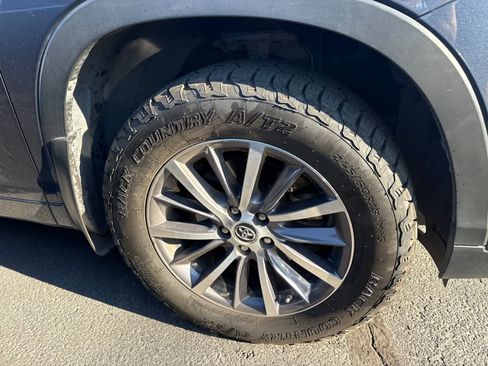 Used 2017 Toyota Highlander XLE AWD/4WD image 11