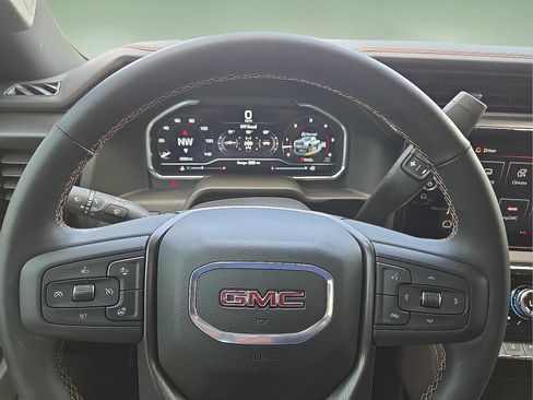 Used 2025 GMC Sierra 2500 AT4 w/ AT4 Premium Plus Package AWD/4WD image 4