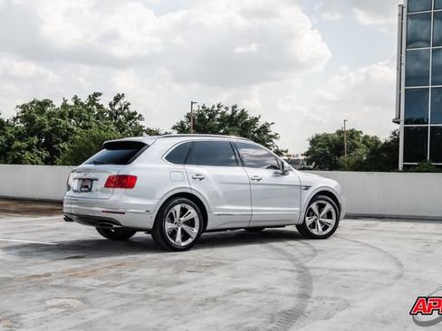 Used 2017 Bentley Bentayga AWD/4WD image 49